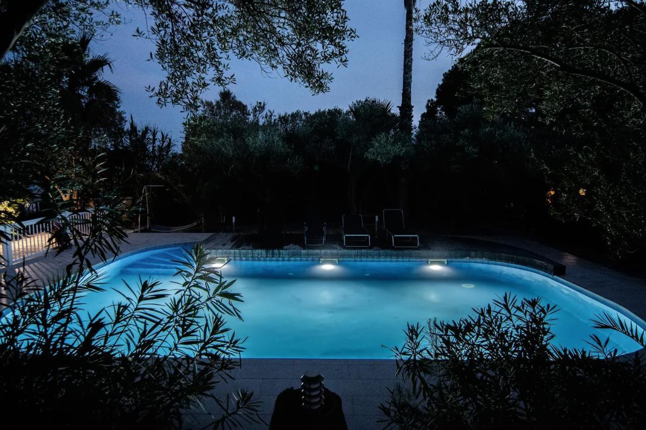 Beach Boy & Pool Girl Apartments Vir Buitenkant foto